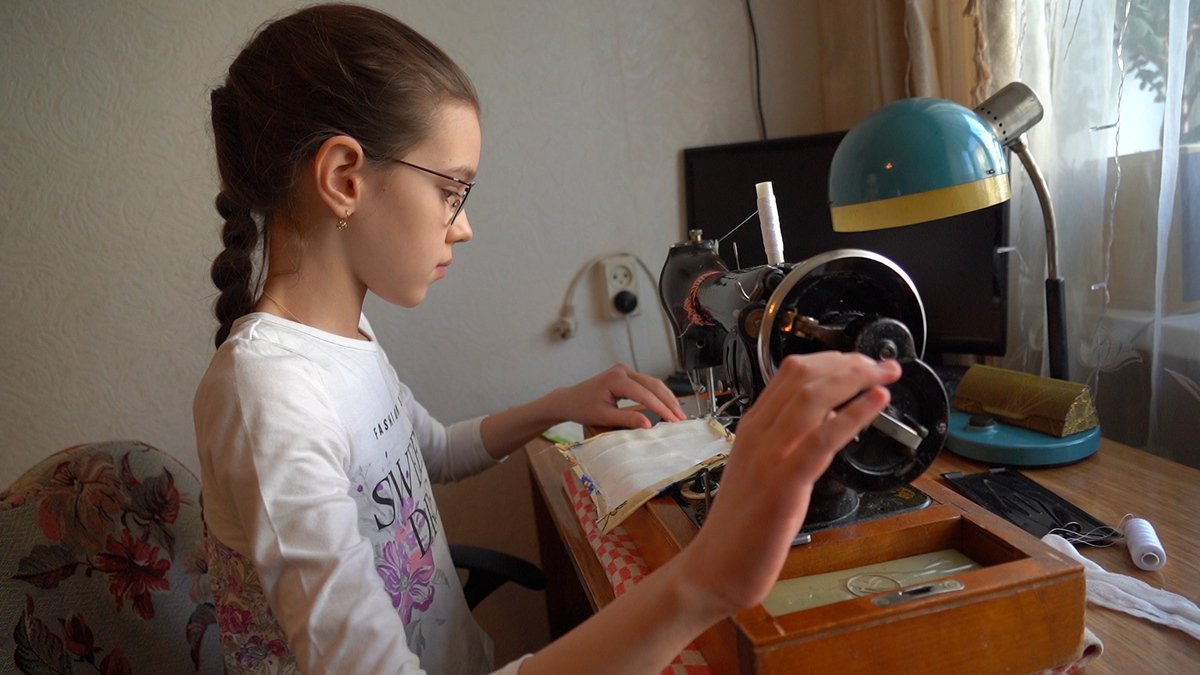 Rusya'da biçki dikiş devri: Çocuklara kıyafet dikme dersi 