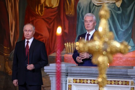 Rusya'da Paskalya coşkusu: Putin mum dikti, dua etti