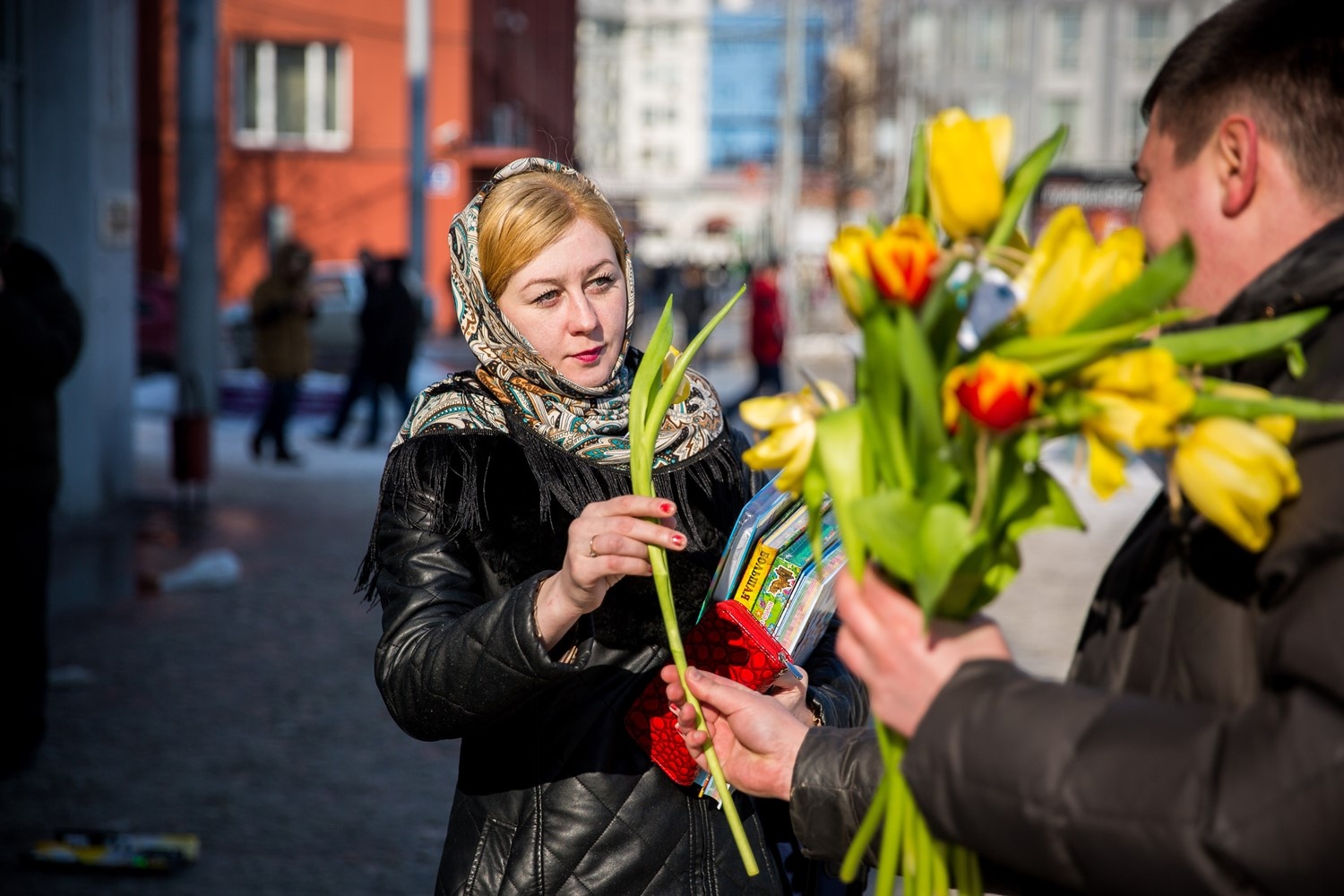 Международный женский день мужчин. Женщина с тюльпанами.