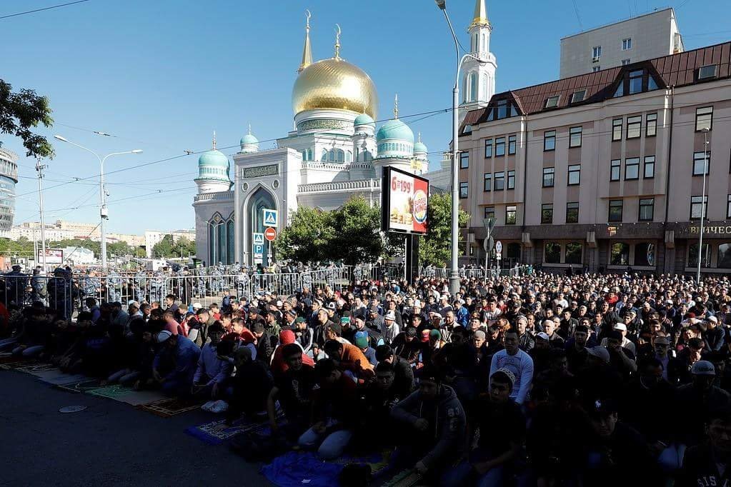 Ураза в россии. Мечеть Курбан байрам. Что такое Ураза байрам у мусульман. Ураза байрам в Москве.