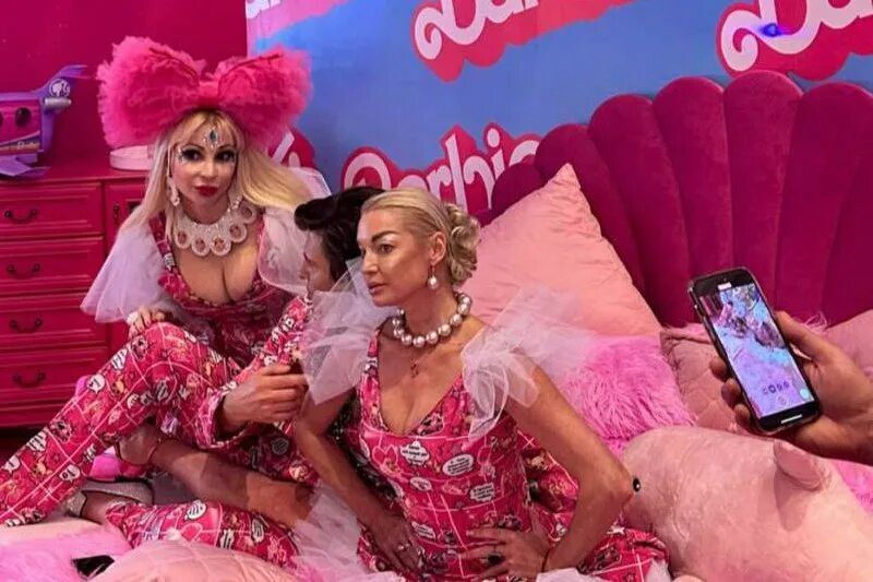 Moskova'da 'korsan' Barbie galası