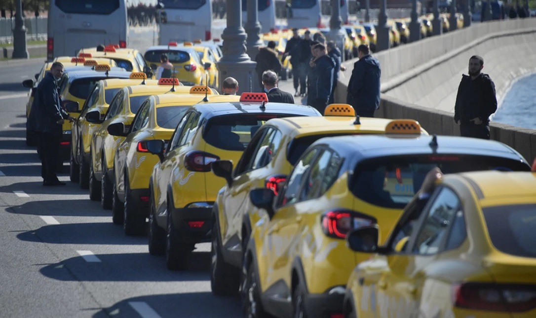 Rusya'da taksici maaşları fırladı, 100 bin rubleyi aştı