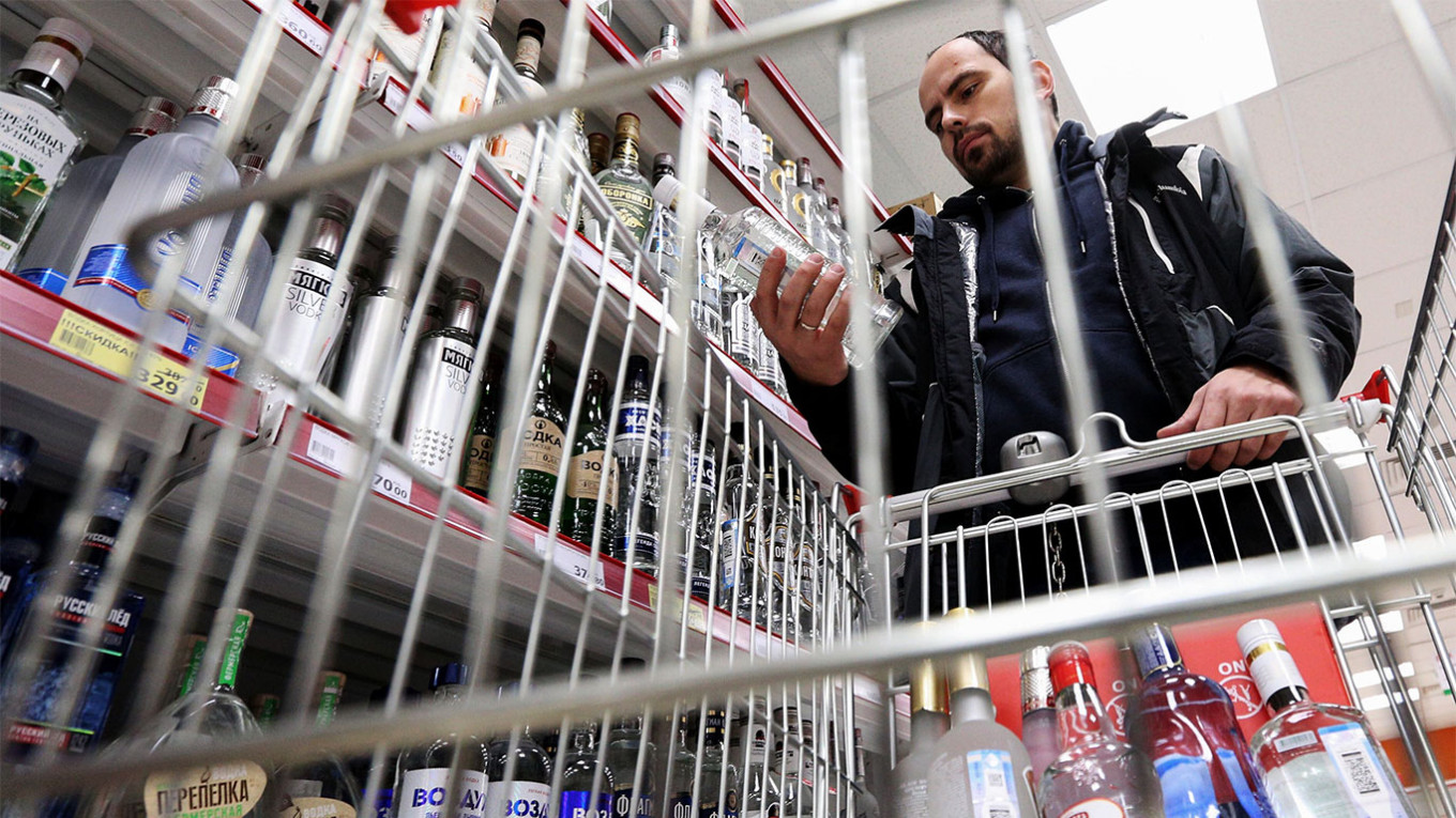 Rusya'da market raflarında ithal içkiler hızla tükeniyor